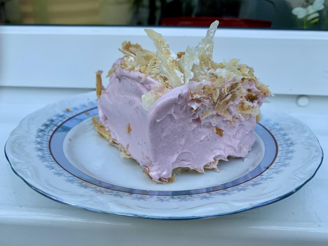 Homemade *spumos*: pastry filled with raspberry “mousse”
