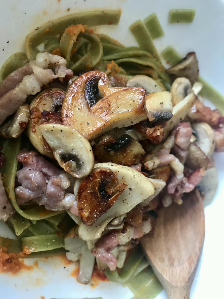 A quick lunch of Spinach Tagliatelle with Bacon, Mushroom, Onion & Red Pepper Pesto.