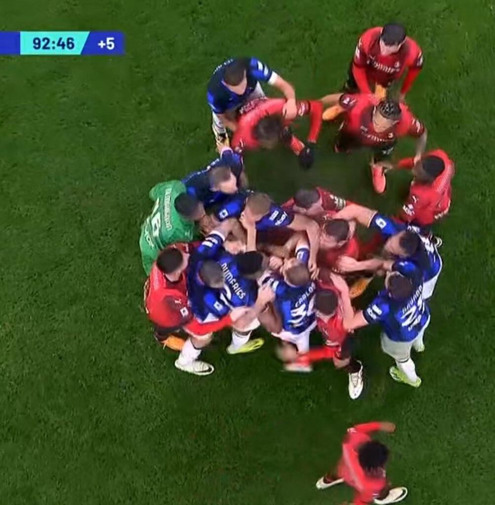 Inter and Milan players celebrating the Championship together after derby