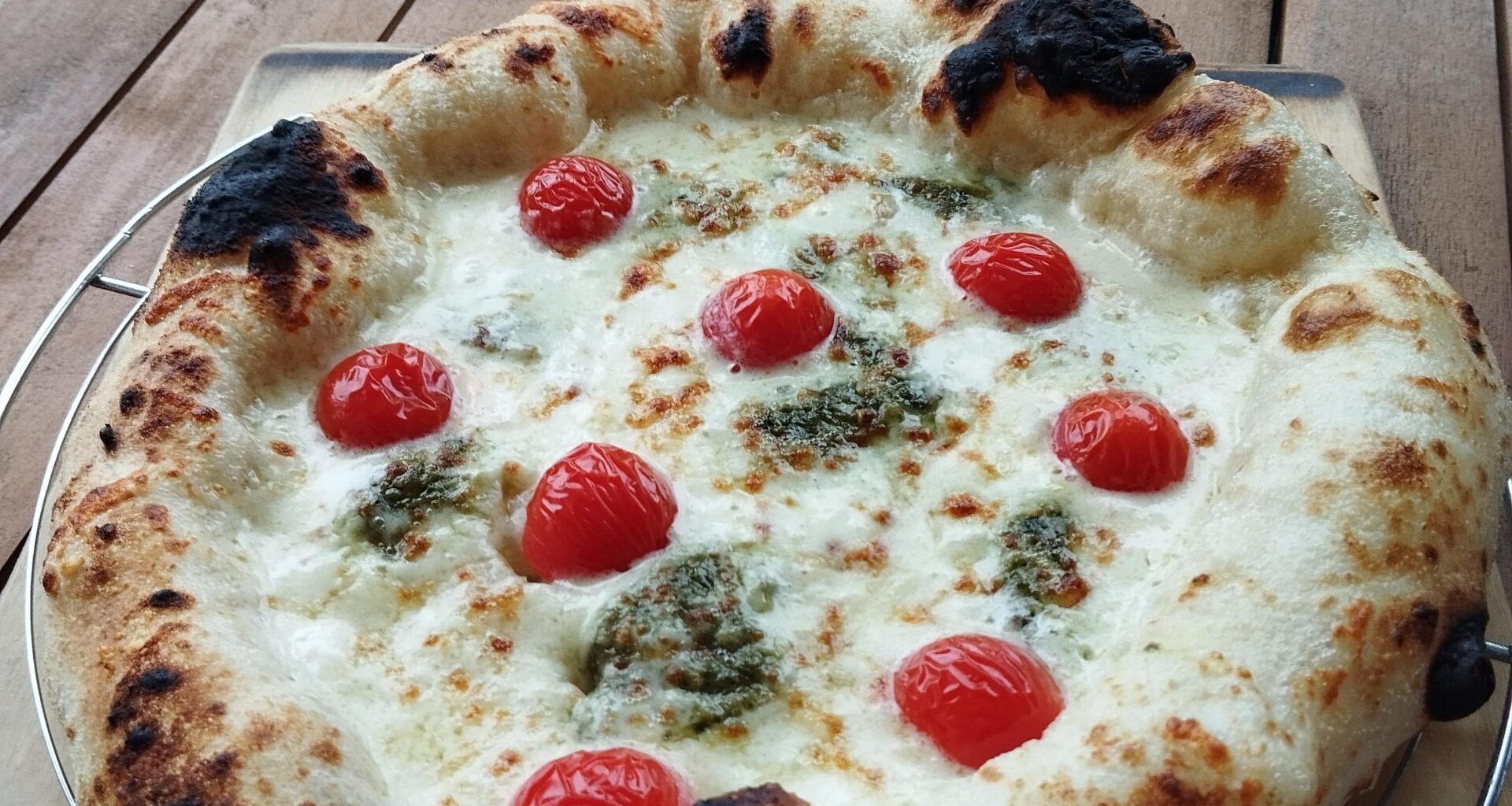 Pizza base crème d'Isigny, pesto au citron, pecorino, mozarrella & tomate cerise