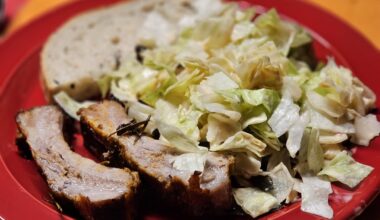 Spareribs in a rosemary marinade, with a side salad (with pumpkin seeds and sliced Grana Padano) and freshly made bread