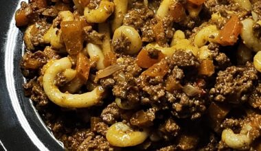 A traditional Swiss pasta dish: Hörnli made from scratch (starting at gallery pic. 9), at a creamy Schabziger sauce, served with a savoury minced beef ragù (as for the Schabziger: see link in pic. 5)