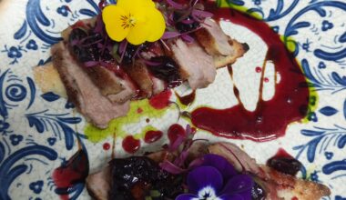 Bruschetta de magret de canard sous vide, sauce de cerises épicée.