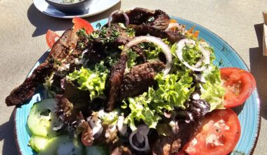 Argentinean beef strips, herb butter, mixed leaf salad with tomatoes, cucumbers, peppers, carrots, onions, pumpkin seeds and baguette; Lake Constance (Germany)