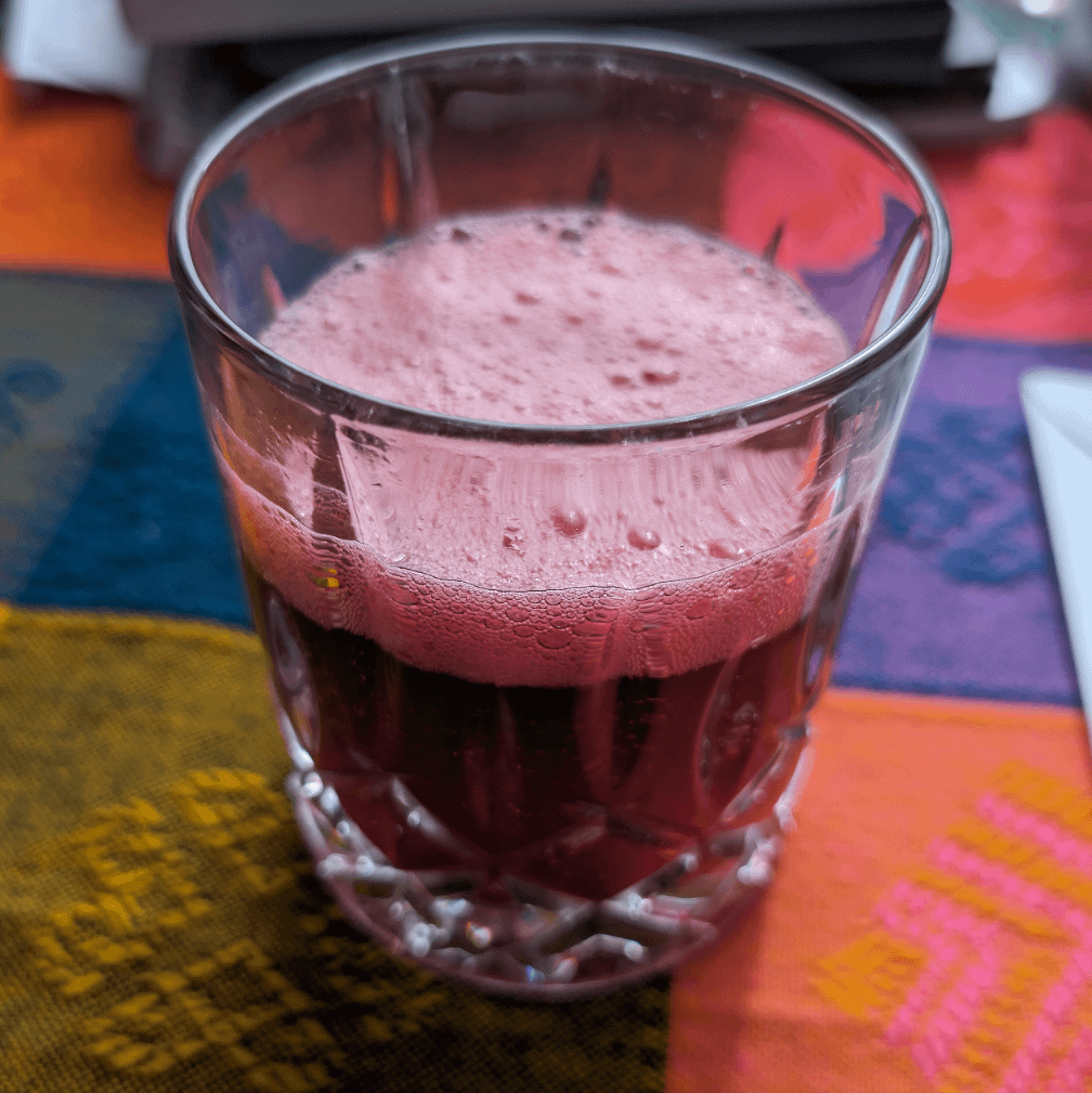 I made fizzy agua de Jamaica (hibiscus iced tea) with water kefir.