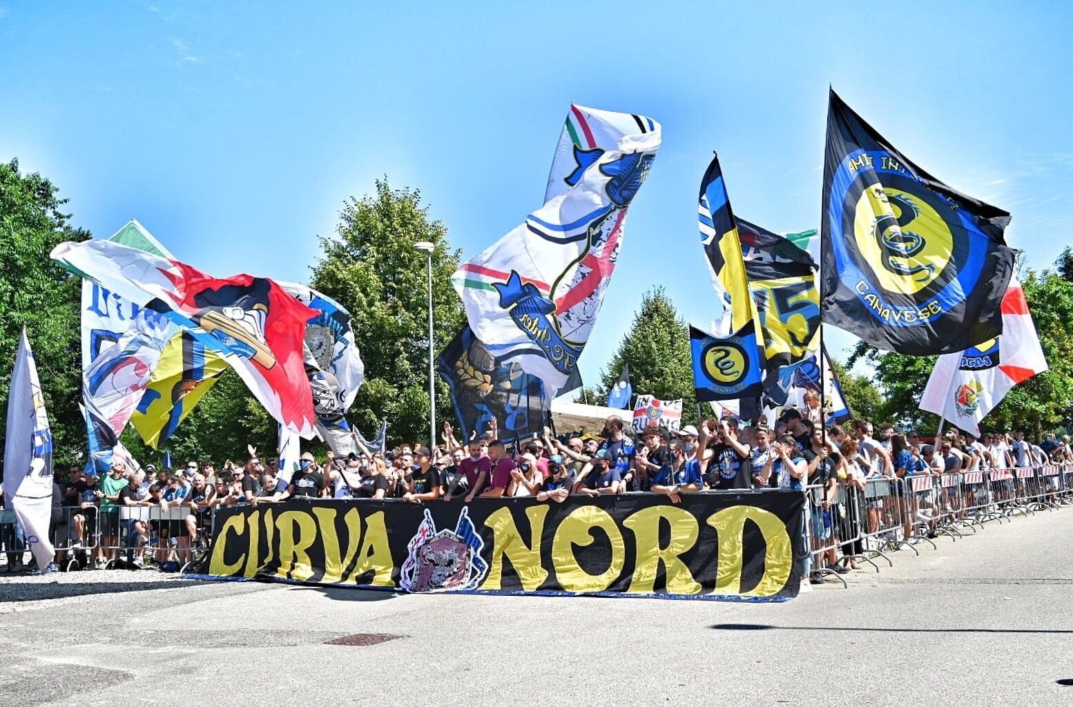 [Guarro] Inter, on Sunday the Curva Nord will meet in Appiano Gentile to make the team feel its support ahead of the derby vs. Milan on Monday. Players and technical staff will arrive at the gates to say hello and enjoy the energy.