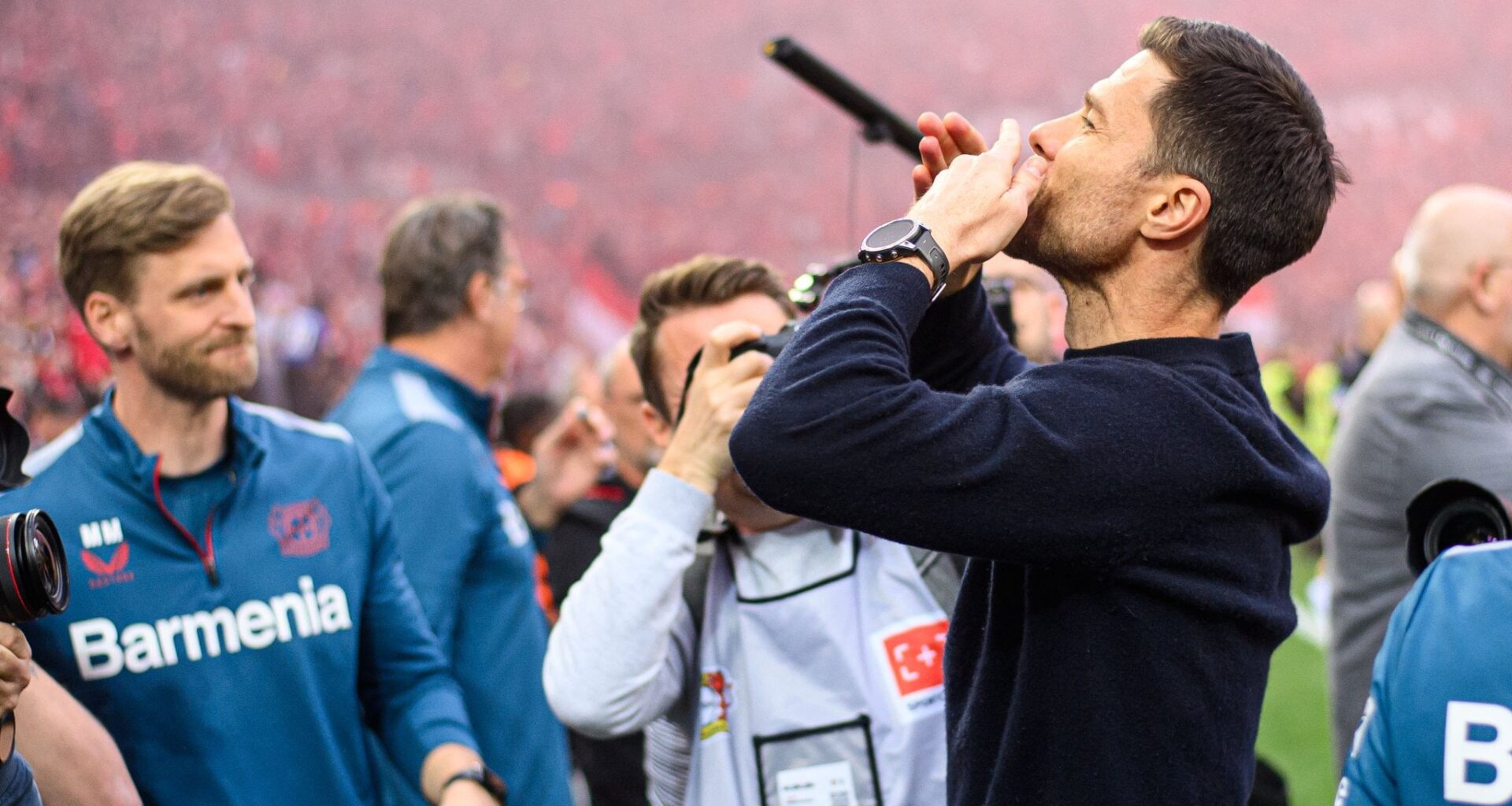 Xabi Alonso: „Das ist ein ganz besonderer Moment für den Verein. Nach 120 Jahren das erste Mal die Bundesliga zu gewinnen, das ist etwas ganz besonderes. Die Spieler sind top, sie sind eine Top-Mannschaft. Ich bin sehr stolz auf alle. Für mich ist es eine Ehre hier zu arbeiten.“