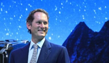 Yesterday John Elkann approved a capital gains increase to Juve for €170M making it the fourth increase in four years for total of €900M.  

[Via @ilbianconerocom]