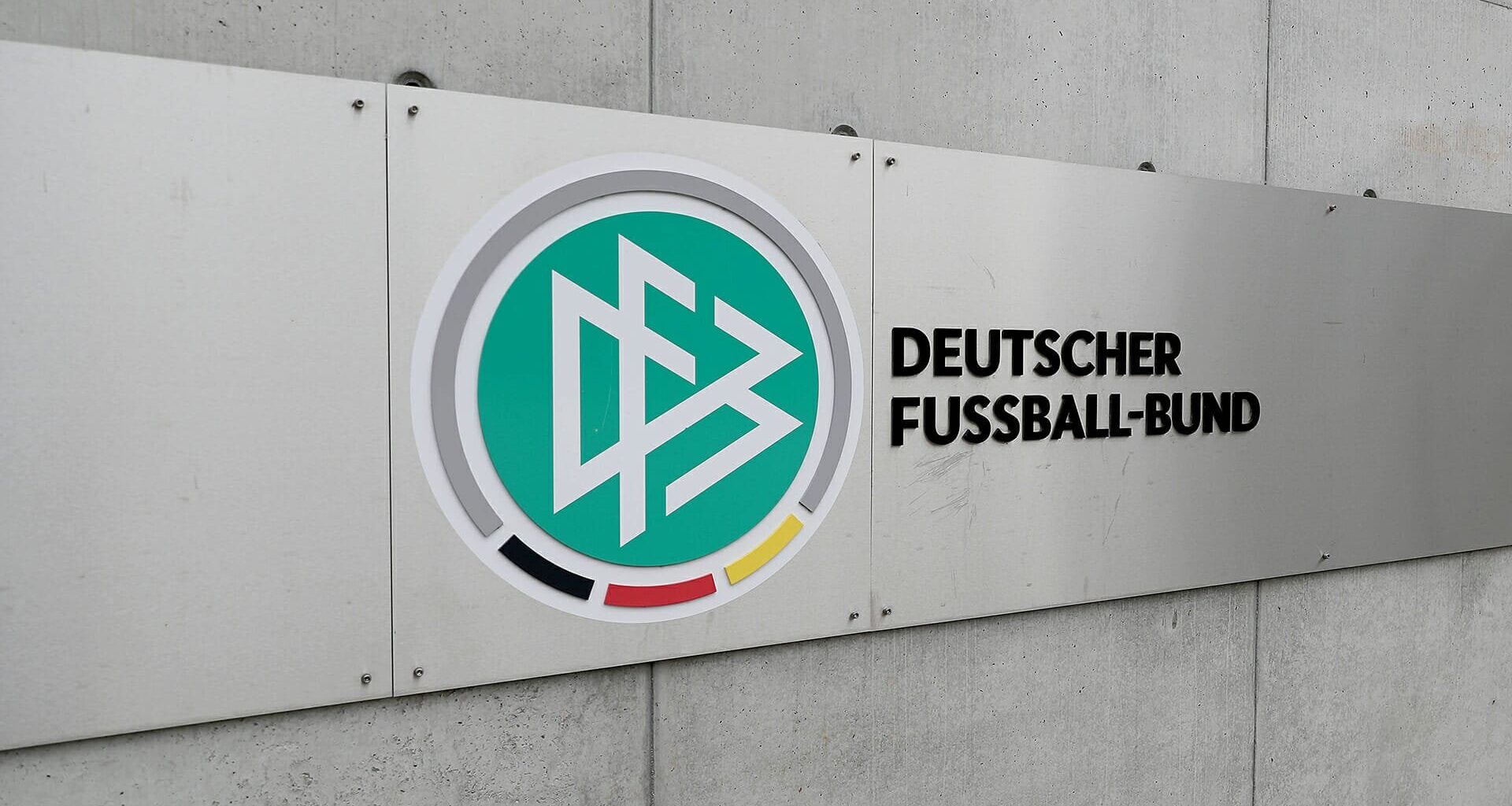 Das Sportgericht des DFB hat Schalke 04 wegen unsportlichen Verhaltens seiner Anhänger beim Auswärtsspiel gegen Hansa Rostock mit einer Geldstrafe in Höhe von 64.600 Euro belegt