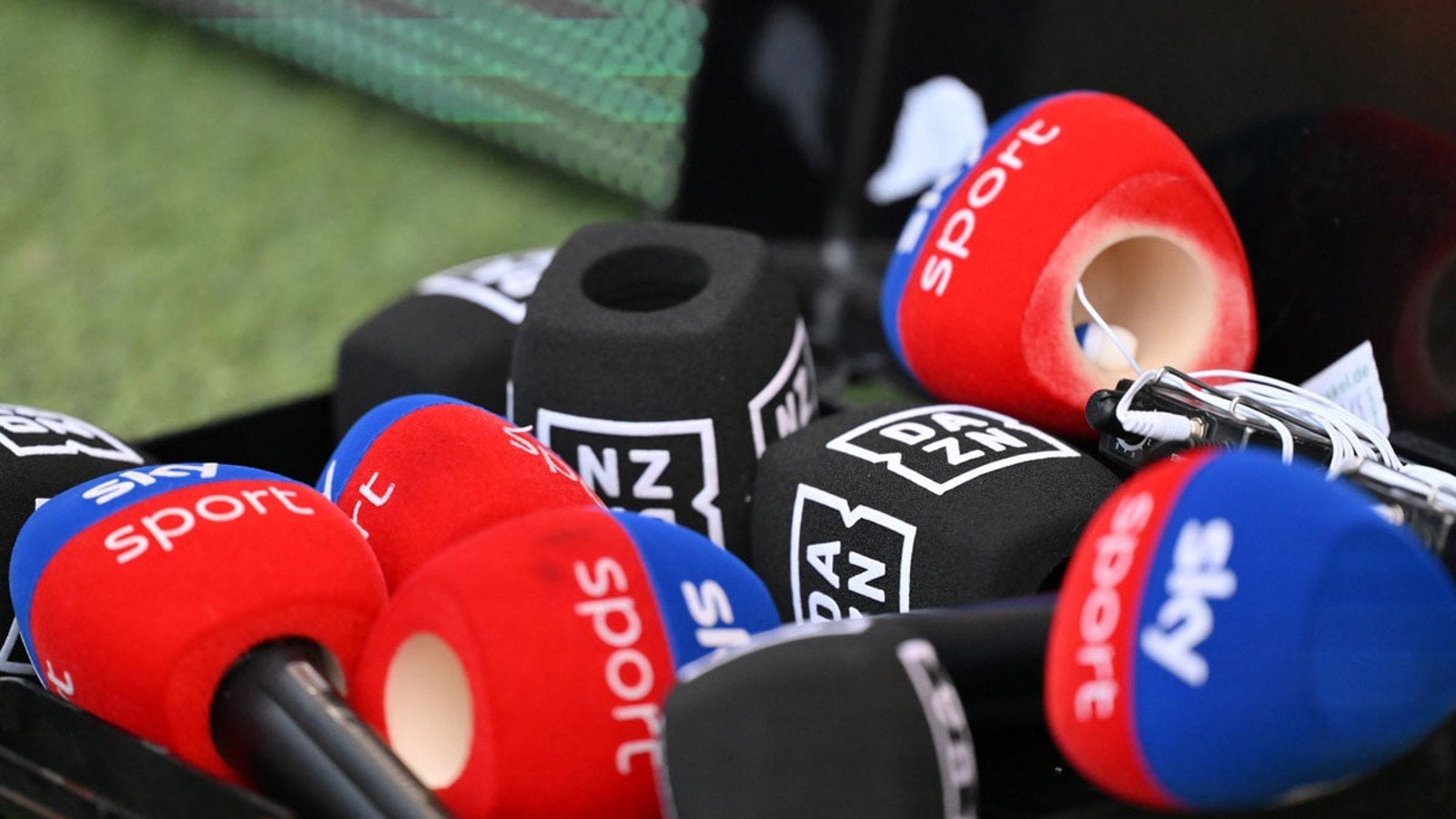 "Völlig unverhältnismäßig": Zoff zwischen DAZN und DFL im Poker um TV-Rechte der Bundesliga geht in die nächste Runde