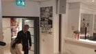 Rik Elfrink: Marcel Brands unveils a lasting memory to deceased Press Secretary Thijs Slegers, together with Slegers' family, in the press room of PSV