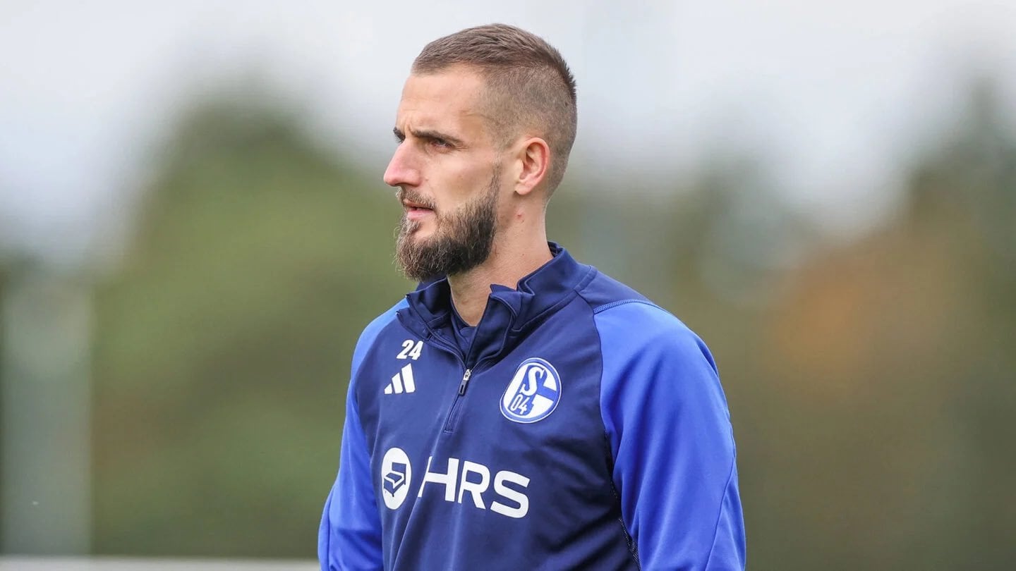 Die Suspendierung von Dominick Drexler spaltet die Schalke Kabine.  Drexler hat offenbar viele Verbündete - etwa Simon Terodde, Danny Latza, Marcin Kaminski oder Ralf Fährmann.  Paul Seguin dürfte kein größeres Problem mit Drexlers Degradierung haben - die beiden sollen sich nicht sonderlich mögen.