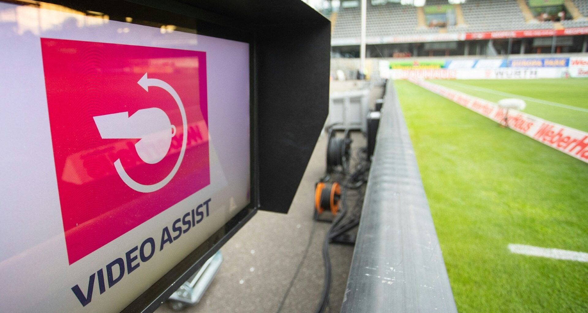 VAR-Entwickler Hawkins übt scharfe Kritik an Umsetzung: "Der VAR ist der Beitrag zum Sport, auf den ich am wenigsten stolz bin. Meine Vorstellung von Technologie im Sport ist, dass die Offiziellen nicht bemerkt werden. Das Ziel eines guten Schiedsrichters ist es, nicht aufzufallen."