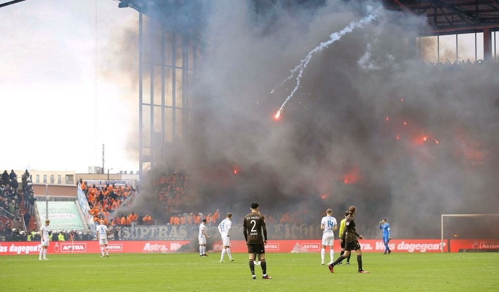 Nach schweren Schäden an WC-Anlagen beim letzten Spiel am Millerntor: Hansa-Fans müssen ihr Geschäft in Dixi-Klos verrichten
