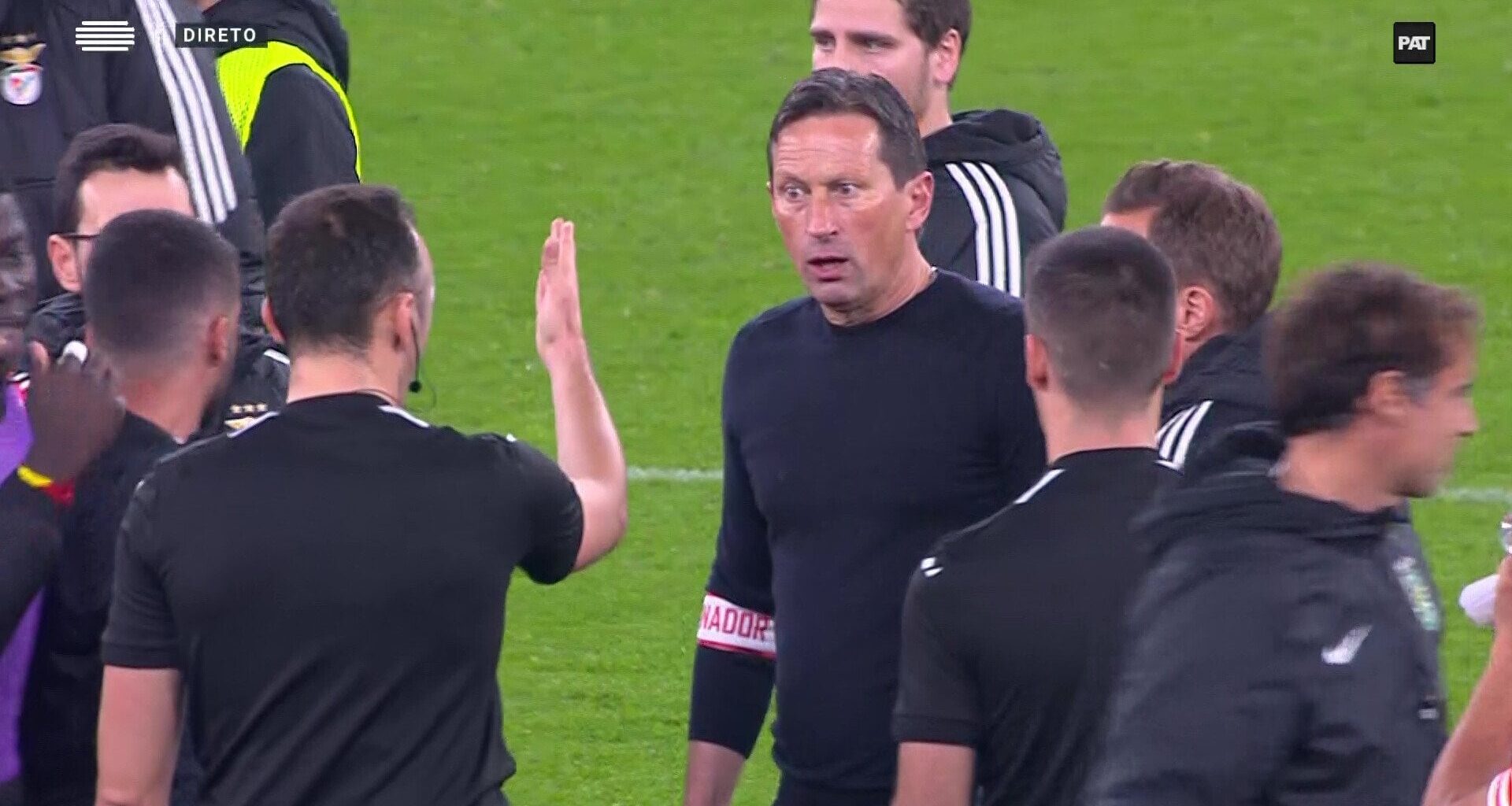 Roger Schmidt irritado com João Pinheiro no final do Benfica-Sporting
