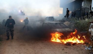 Des colons israéliens prennent d'assaut un village de Cisjordanie, incendiant des voitures et des maisons