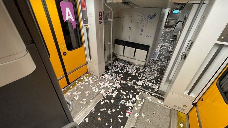 Fanhilfe protestiert: Bahnbetreiber droht FCM-Fans nach Vandalismus stehenzulassen