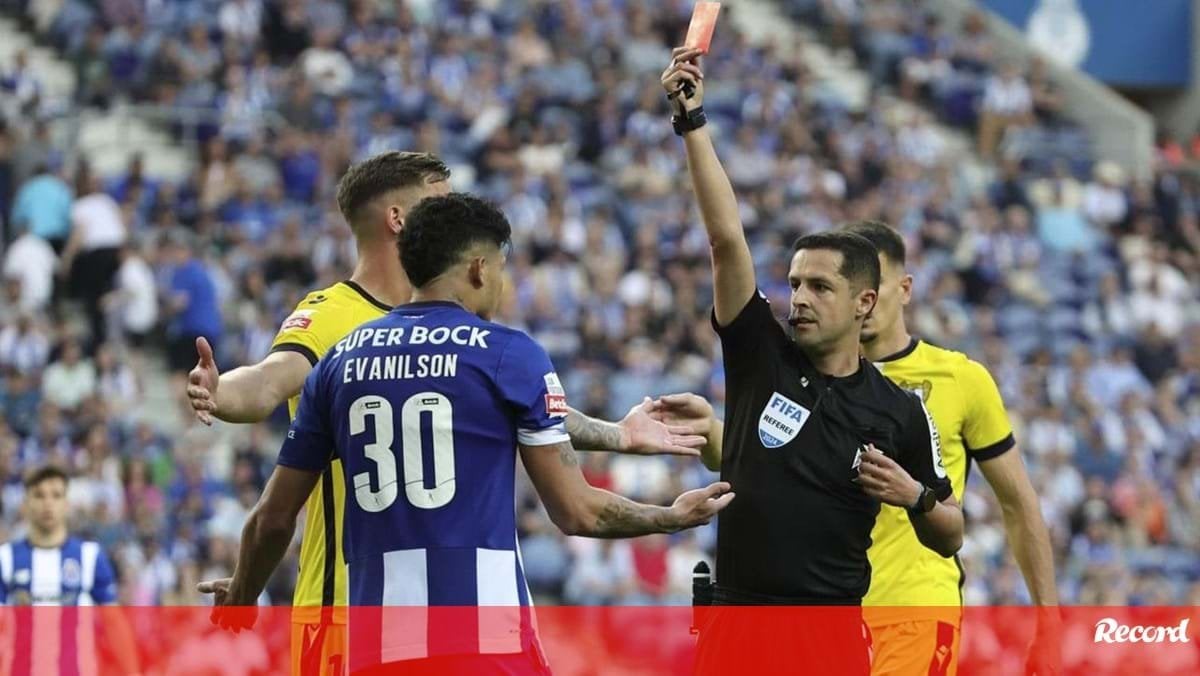 FC Porto fala em "penálti claro por assinalar" e aponta seis jogos em que foi "severamente" penalizado
