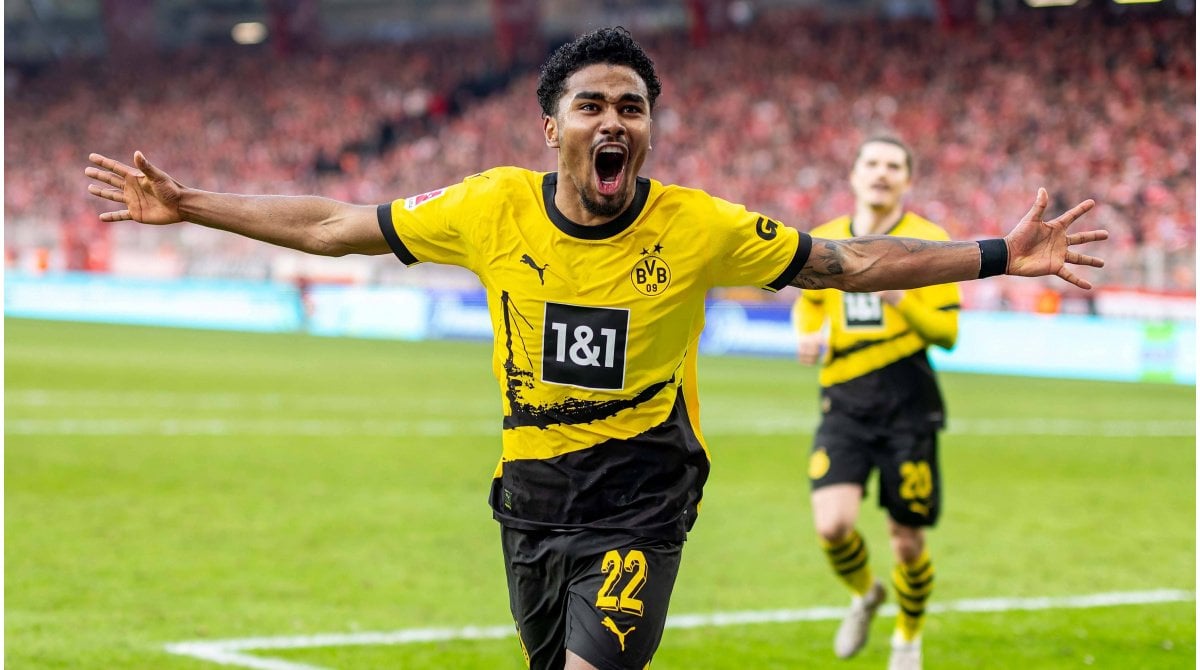 Vater bestätigt - Maatsen strebt BVB-Verbleib an: "Wir arbeiten daran, dass er im Verein bleibt. Ian entwickelt sich hier gut. Bei Chelsea läuft es auch nicht gut, seit sie den Besitzer gewechselt haben. Vieles in dem Verein dreht sich um Geld, das wichtiger zu sein scheint als Vereinsinteressen."