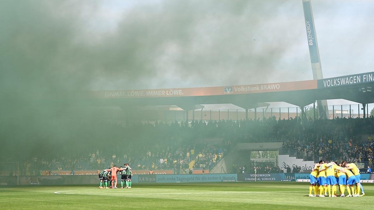 2. Bundesliga: Viel Rauch um ein 0:0 im Derby zwischen Braunschweig und Hannover