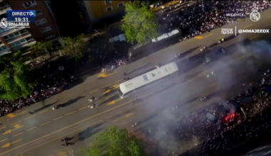 The Real Madrid bus arrives, the fans are absolutely buzzing!
