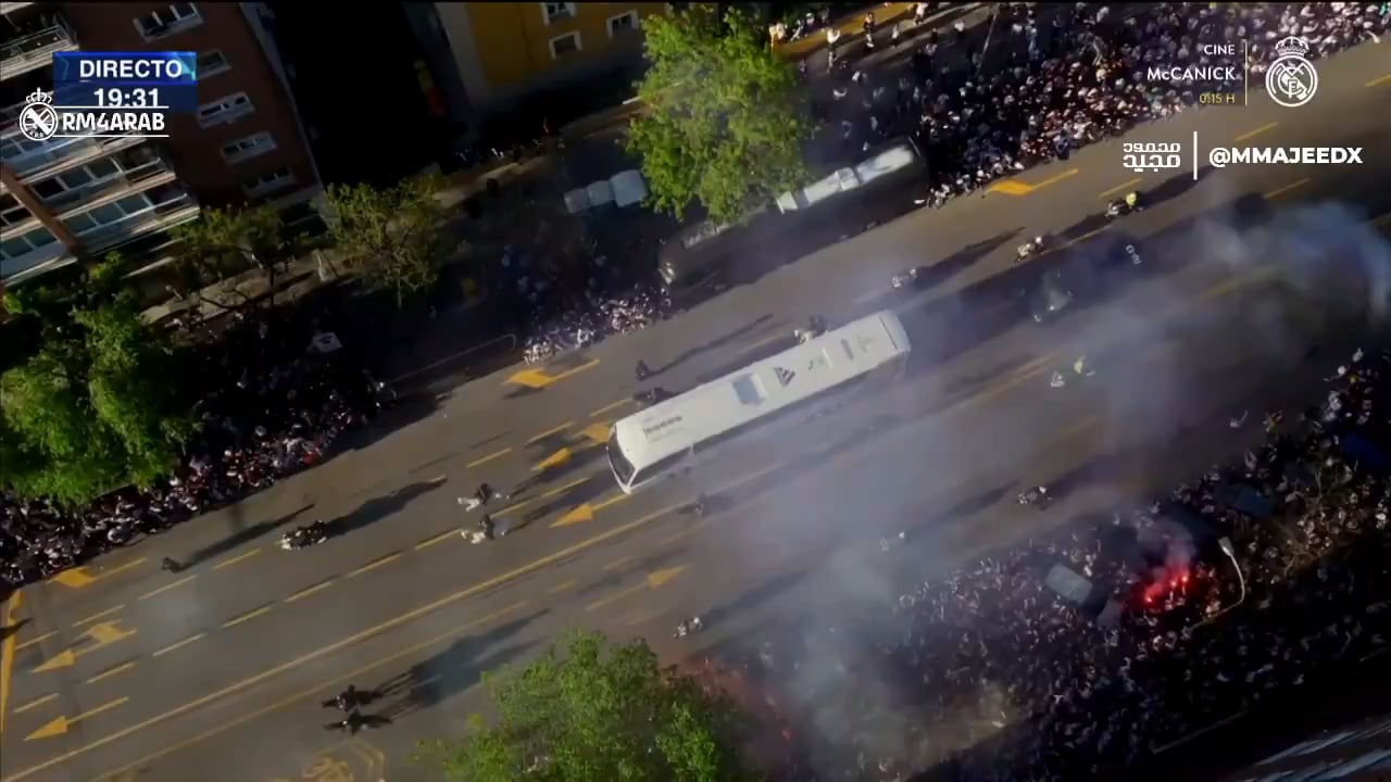 The Real Madrid bus arrives, the fans are absolutely buzzing!