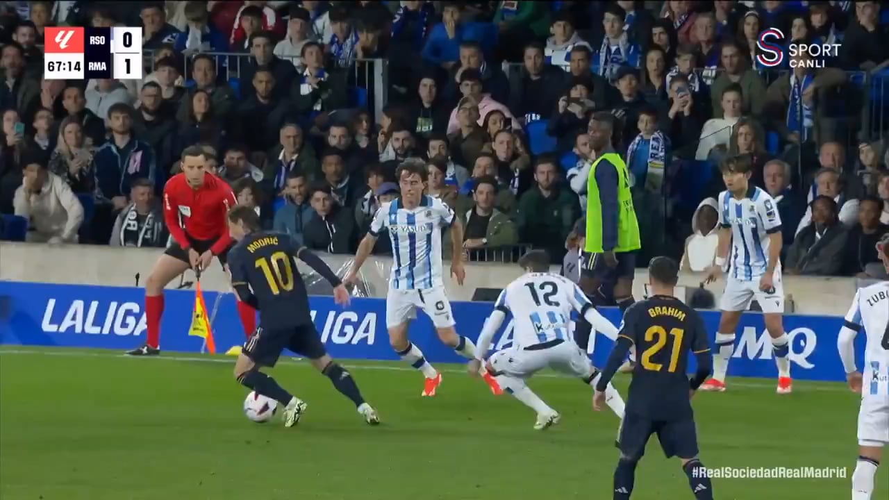 This is how Arda Güler takes Javi Galan's mind.