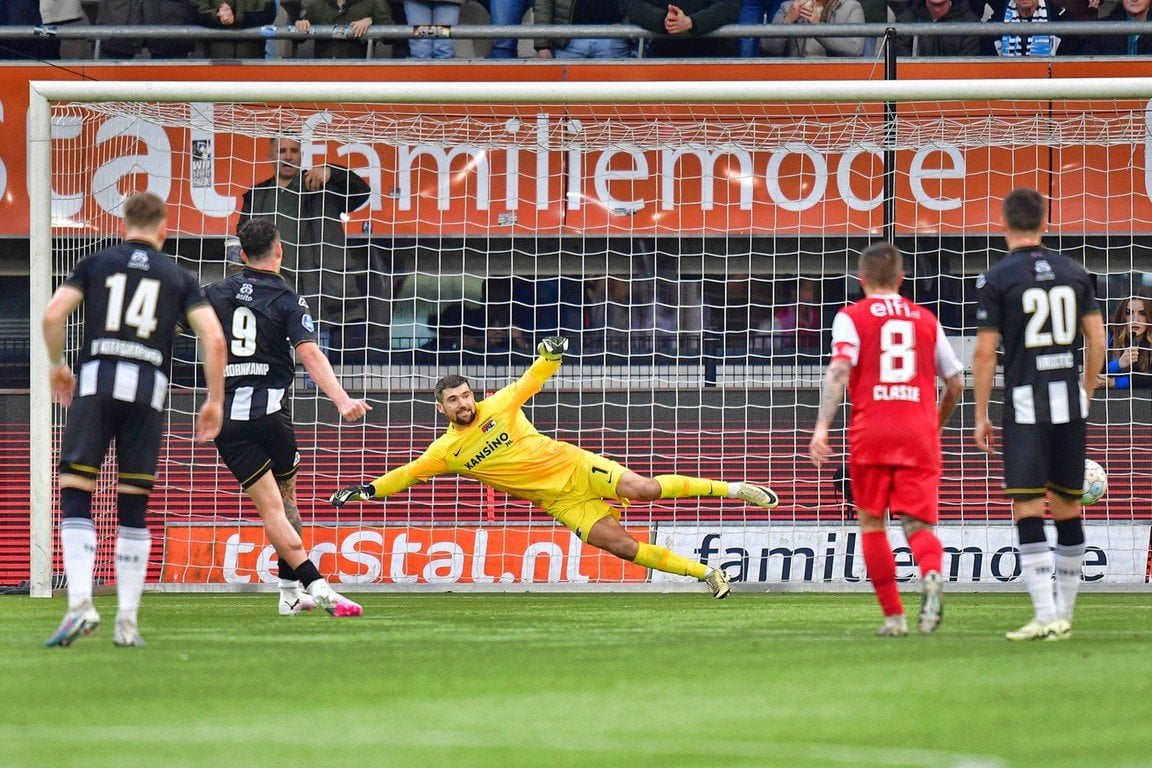 Heracles slaughter AZ with 5-0 win and help both themselves and their main rival.
