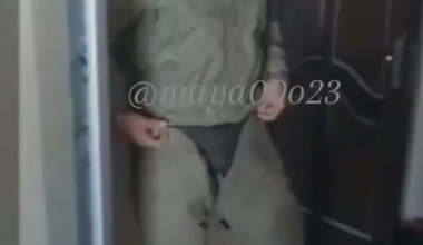 Soldat israélien qui s’essaye dans de la lingerie, trouvée dans une maison de civils palestiniens morts/déplacés