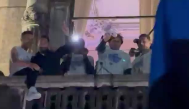 [FedeNerazzurra] When the fans started insulting Theo Hernandez, Barella decided NOT to join and he started a different chant and continued the celebration with class.