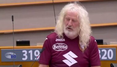 Mick Wallace con la maglia del Torino all'Europarlamento, il deputato irlandese: «Sabato c'è il derby, Juve me**a»