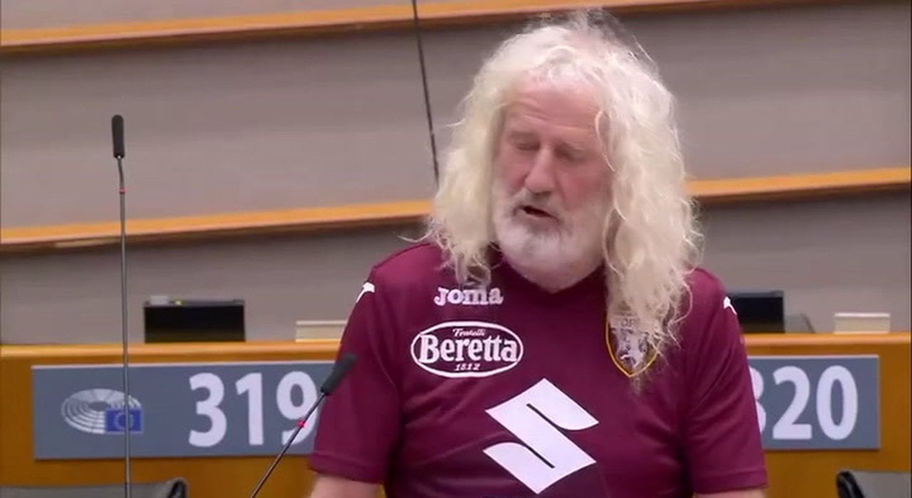 Mick Wallace con la maglia del Torino all'Europarlamento, il deputato irlandese: «Sabato c'è il derby, Juve me**a»