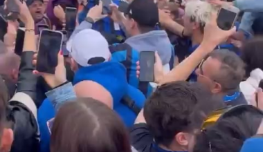Marcus Thuram walking through the fans, someone even put a “Milan Merda” sticker on his hoodie 😂😂