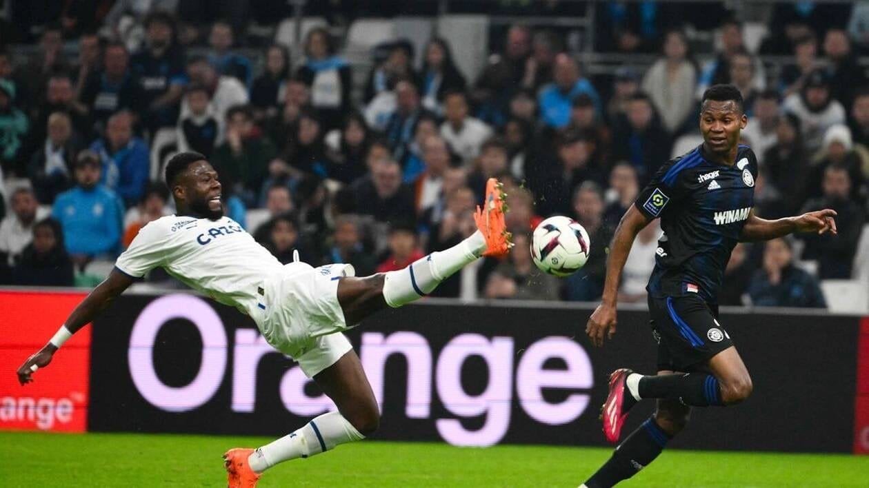 Le défenseur de Marseille, Chancel Mbemba, remporte le prix du meilleur joueur africain de l'année de la Ligue française.