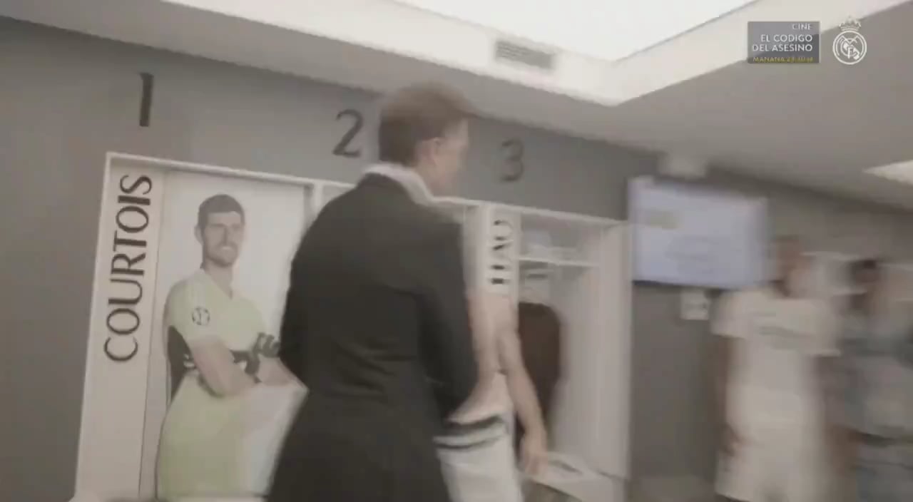 Tom Brady went down to the Real Madrid locker room to congratulate all the players on the victory 👏🏻