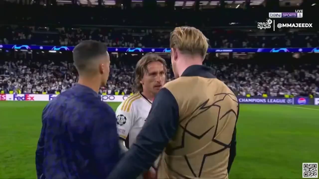 Kevin de Bruyne asking for Modric's jersey after the match