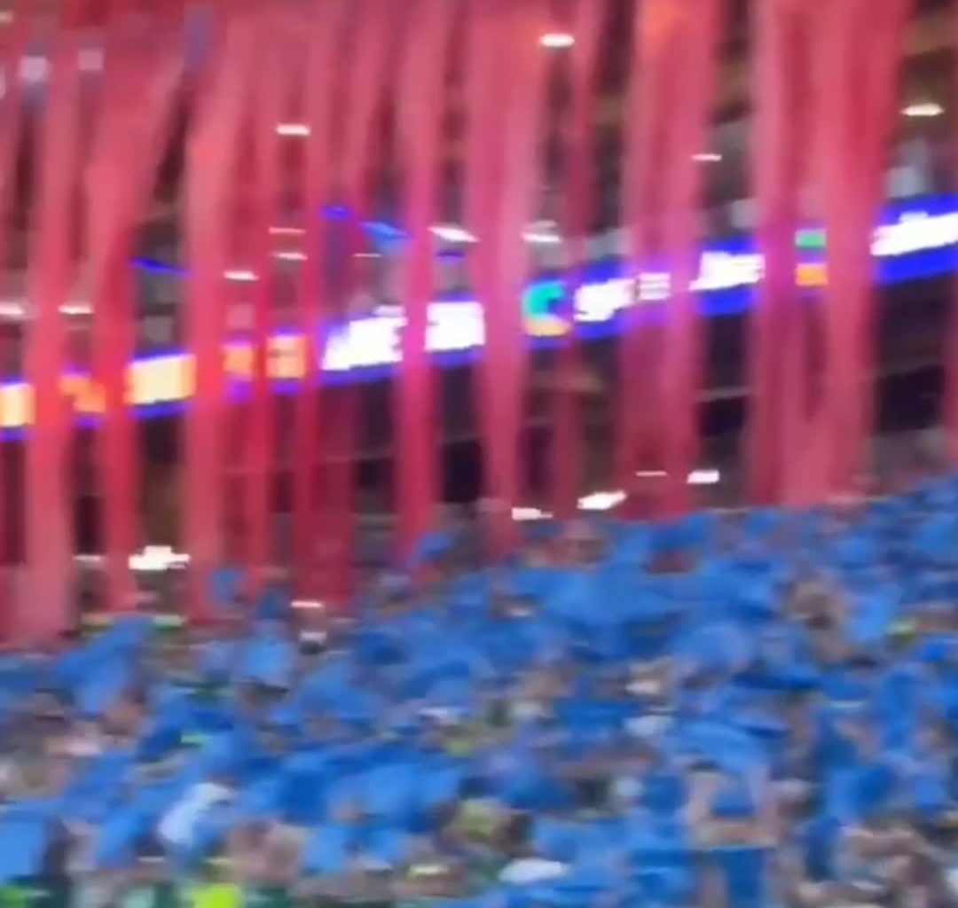 Homenagem da torcida do Palmeiras ao Abel Ferreira: a caravela do técnico saindo de Portugal e “descobrindo” as taças pelo caminho