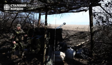 UA border guards repel enemy assault with help of a 100-mm MT-12 "Rapier" gun.