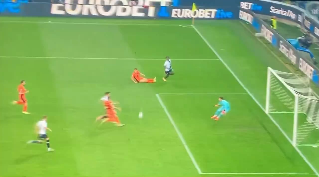 Henrikh Mkhitaryan’s last-ditch tackle is worth a goal 🔥