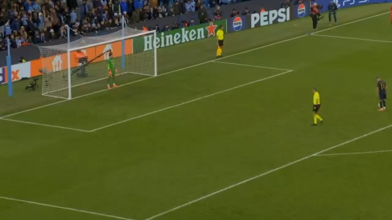 Lucas Vázquez calmly juggling the ball before scoring his penalty