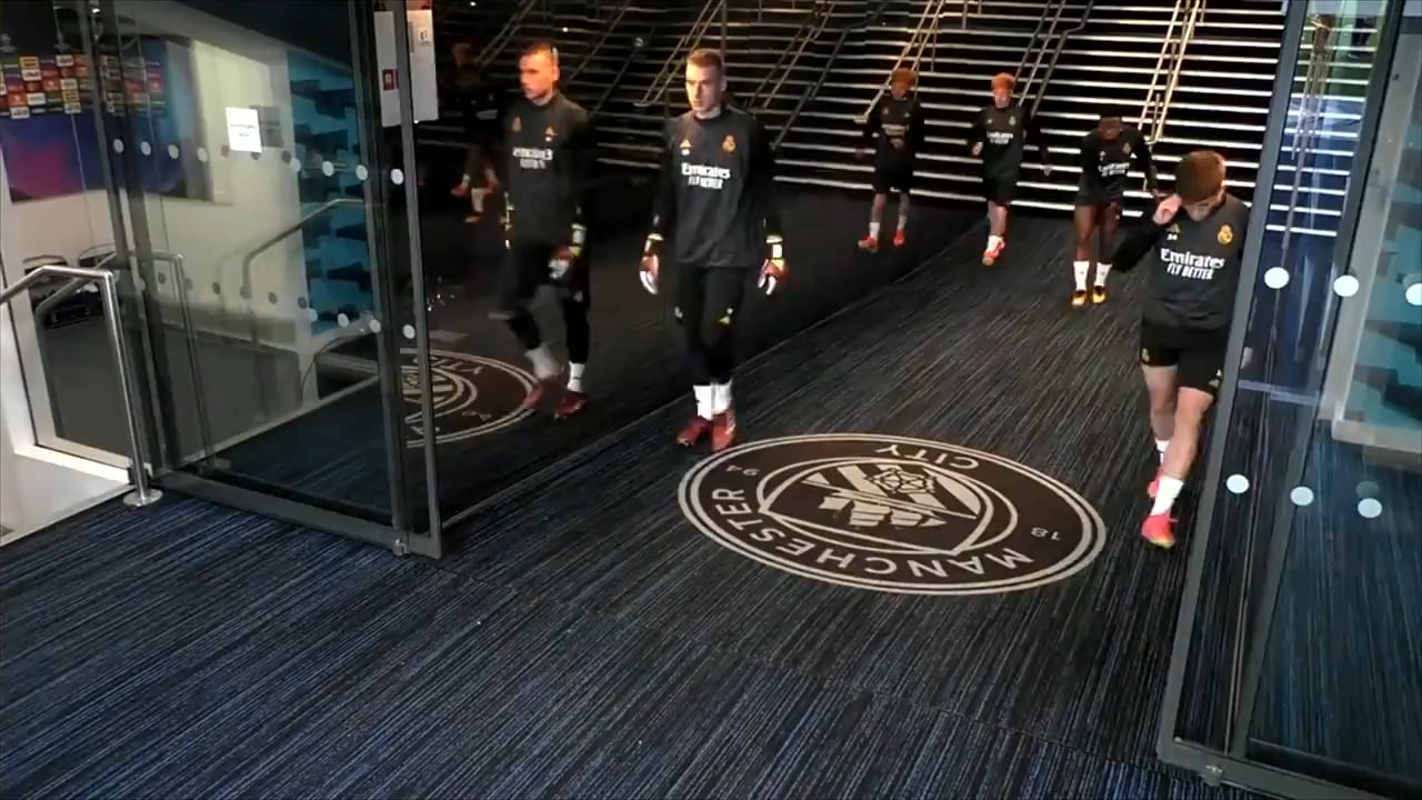 Real Madrid players avoid stepping on MC logo ✅ @elchiringuitotv