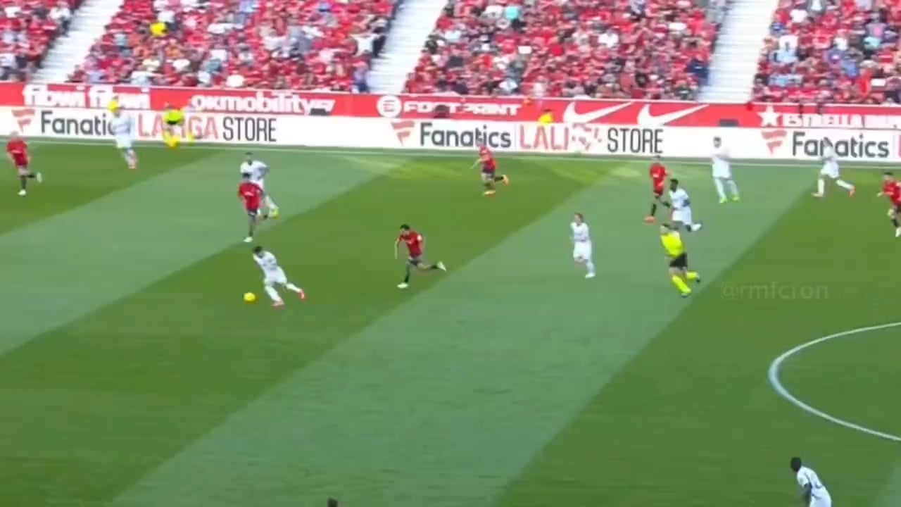 Fede Valverde saves the counter attack and then gets angry at Brahim Diaz for not passing the ball and standing still, complaining instead of chasing it after losing possession.