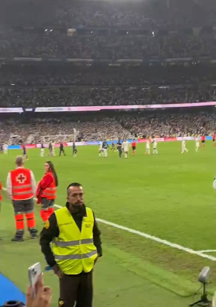 Jude Bellingham telling Barça fans to shut up. 😂