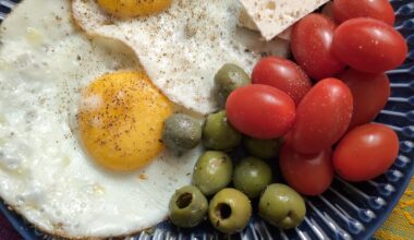 Fried eggs with olives, tomatoes and feta.