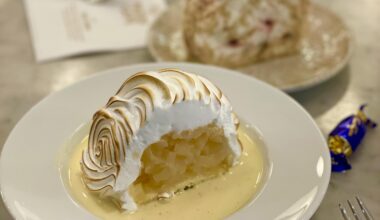 Vanilla merengue with apple pie and vanilla sauce in Helsinki