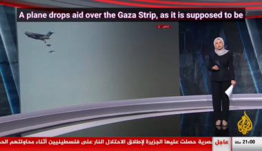 AJ publie une vidéo montrant des soldats tirant à plusieurs reprises sur un palestinien transportant un colis d'aide largué. Blessé, rampant à terre, il est achevé de plusieurs balles et abandonné aux chiens errants également en recherche de nourriture