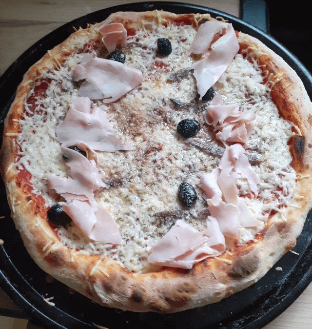 Pizzas au jambon cru