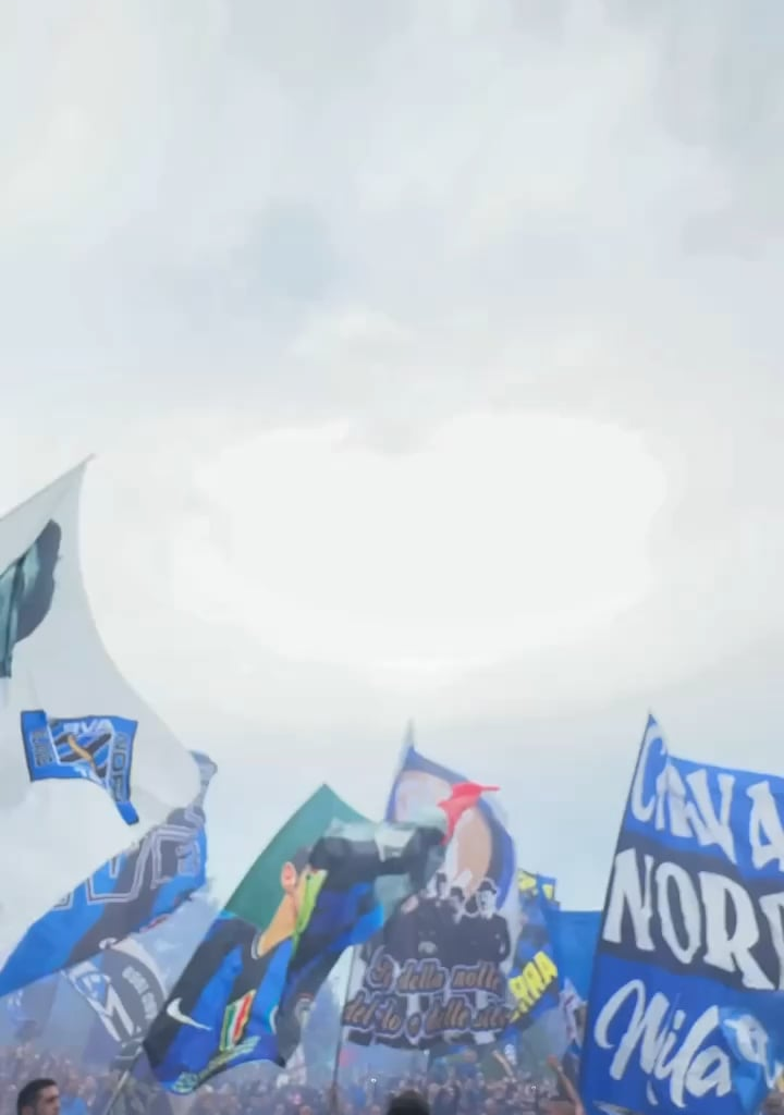 The Inter players with the fans outside Appiano 🖤💙
