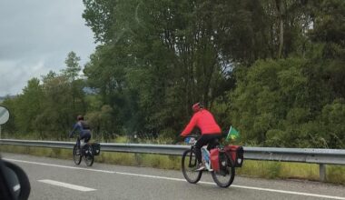 Brasileiros de bicicleta na autoestrada