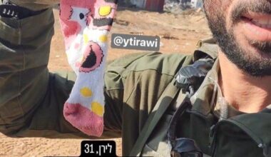 Un soldat Israëlien tient une chaussette d'une fille de Gaza. Il a publié cette photo sur son Instagram avec la légende :

Liran, 31 ans 
Anciens passe-temps : le sport et l'écriture
Nouveaux passe-temps : SNIFFER LA CHAUSSETTE D'UNE FILLE DE 5 ANS 2 FOIS PAR JOUR PENDANT 4 MOIS